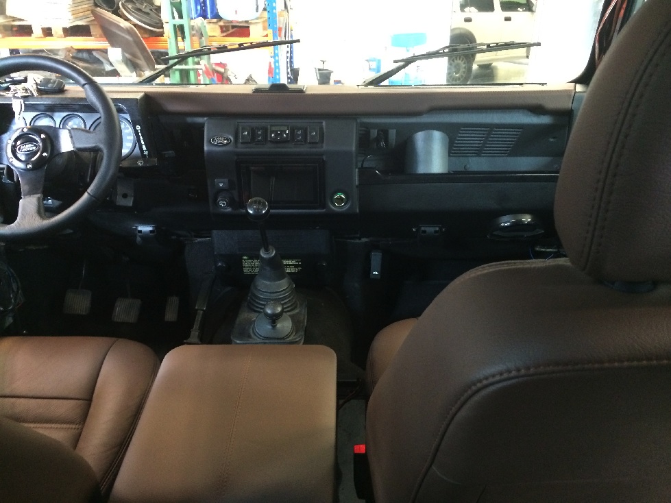 Defender 1999 med Mocca Leather interiør og opgraderet midterkonsol med Touch Navigation